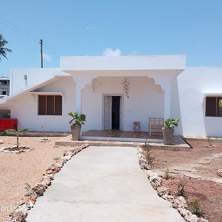 Red Land House Bed & Breakfast Watamu Eksteriør bilde