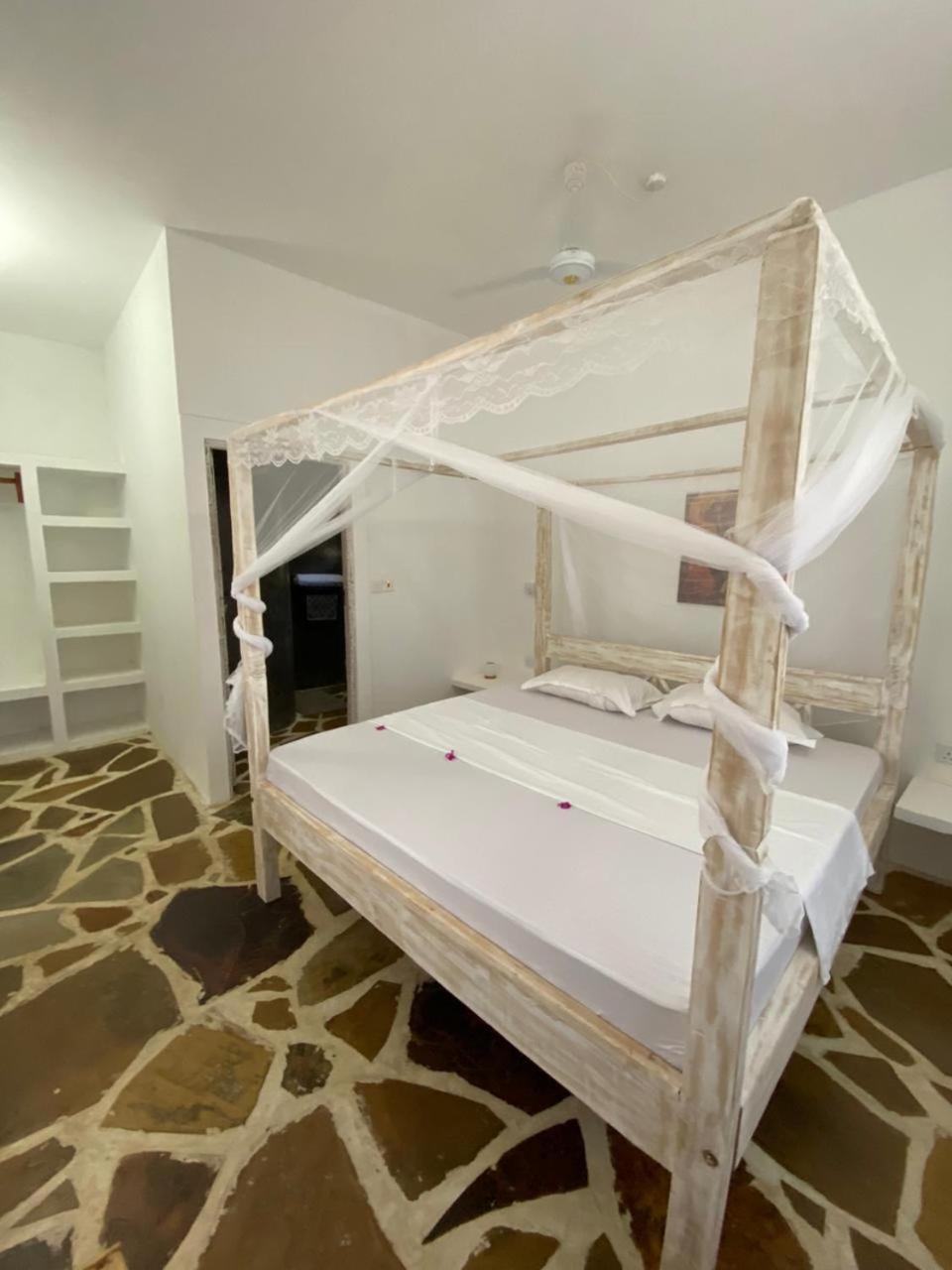 Red Land House Bed & Breakfast Watamu Eksteriør bilde