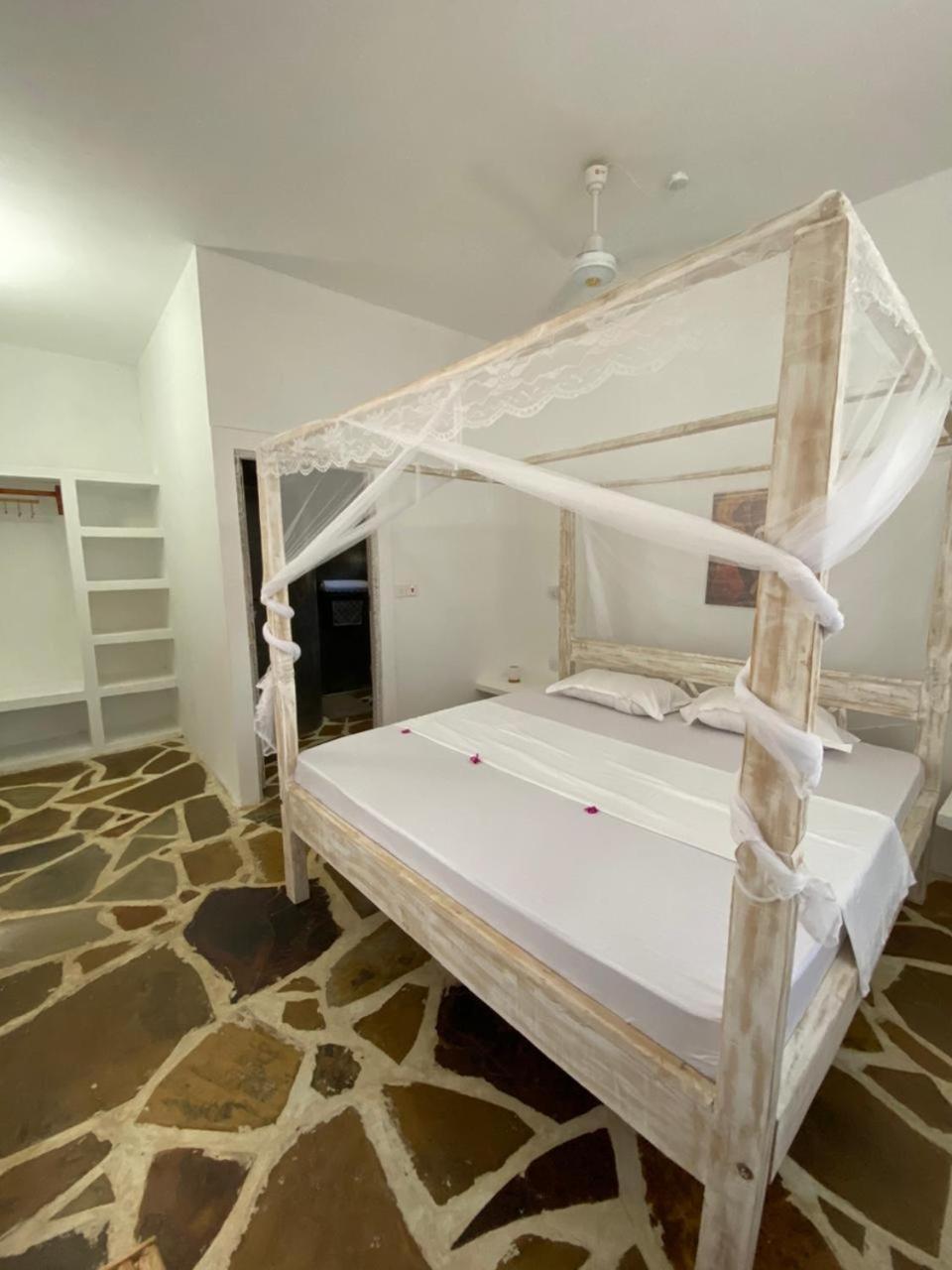 Red Land House Bed & Breakfast Watamu Eksteriør bilde
